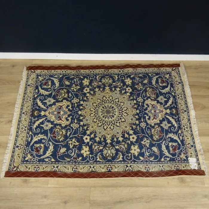 Ancien tapis en laine à rosace florale bleu marine - Le palais des bricoles