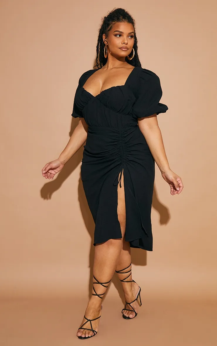 Plus Robe mi-longue fendue noire au côté froncé et manches bouffantes